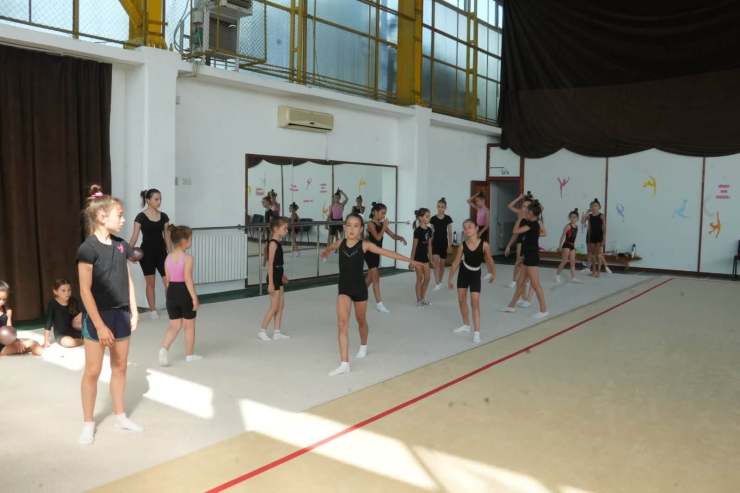Vacanța continuă, performanța la fel. Gimnastele noastre se pregătesc pentru Campionatul&nbsp;Național.